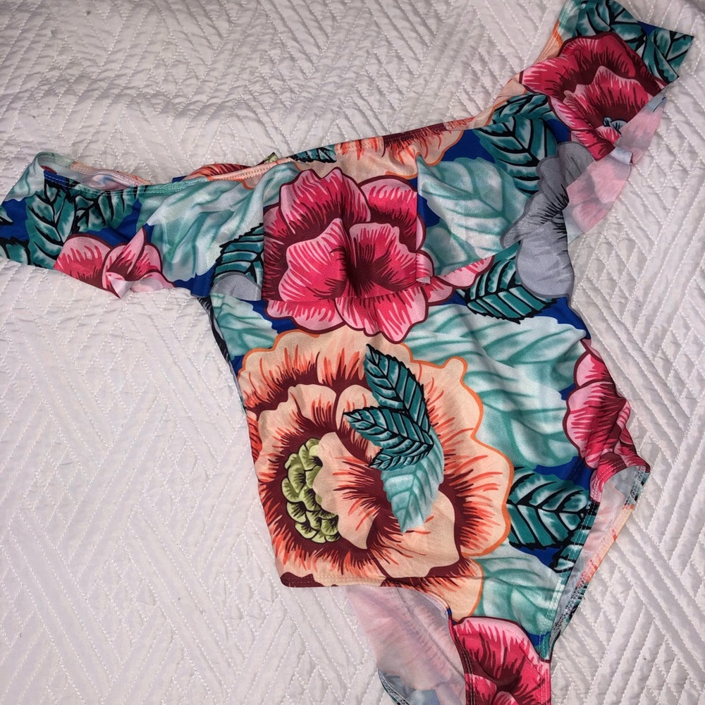 One piece floral swimsuit - Picture 3 of 3